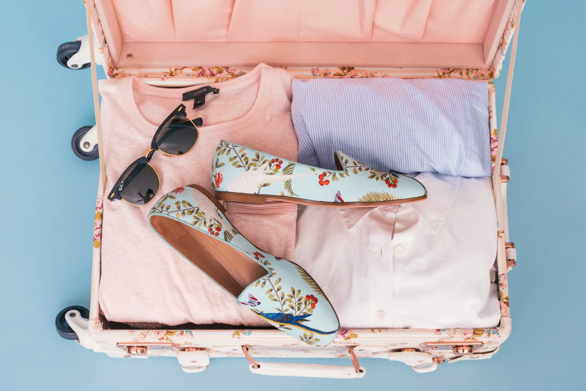 Going on a Trip? How to Travel Light and Pack Smart